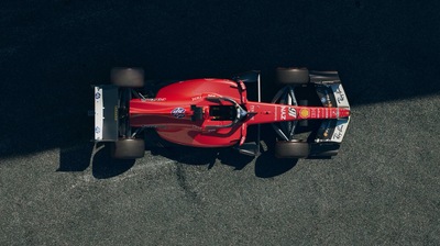 Ferrari SF-26 med F310 bemaling. Speciel bemaling til Italiens Grand Prix på Monza, hyldest til Michael Schumacher
