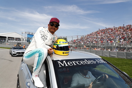 Lewis Hamilton med Sennas Hjelm