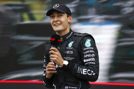 George Russell under Australiens GP 2023. På scenen til fan-møde fredag