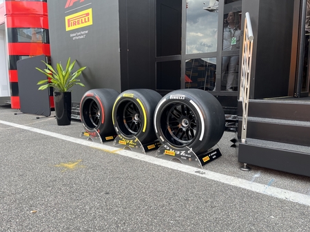 Italiens Grand Prix 2023. Dækkene udstillet i paddock foran Pirellis motorhome