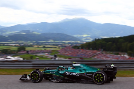 Østrigs Grand Prix 2025. Fernando Alonso med bjergene i baggrunden