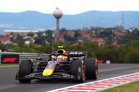 Ungarns Grand Prix 2025. Yuki Tsunoda på Hungaroring med TV tårnet i baggrunden
