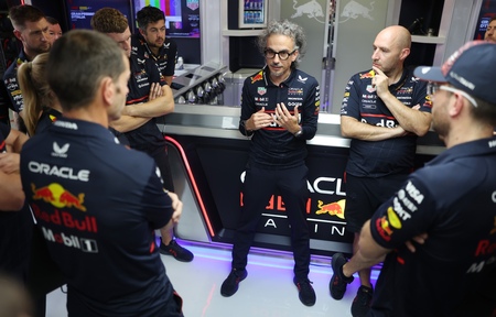 Italiens Grand Prix 2025. Laurent Mekies giver briefing i garagen