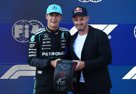 Østrigs Grand Prix 2026. George Russell på pole position. Dominik Paris overrakte trofæet