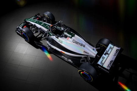 Englands Grand Prix 2026. McLaren hylder den første Formel 1 McLaren, M2B med en moderne bemaling i samarbejde med Google Gemini