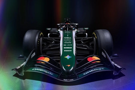 Englands Grand Prix 2026. McLaren hylder den første Formel 1 McLaren, M2B med en moderne bemaling i samarbejde med Google Gemini