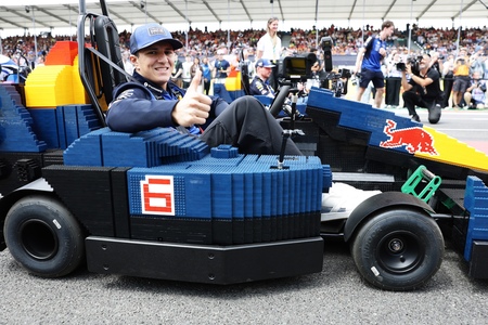 Englands Grand Prix 2026. Isack Hadjar gør klar til kørerparaden i Lego gocarts