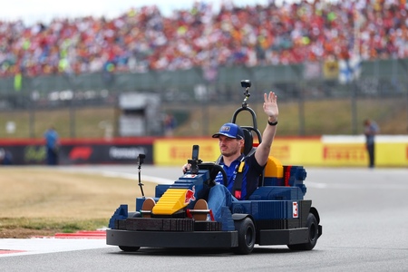 Englands Grand Prix 2026. Max Verstappen i Lego gocart
