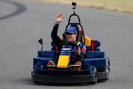 Englands Grand Prix 2026. Isack Hadjar i Lego gocart