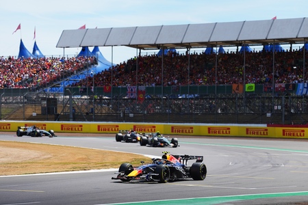 Englands Grand Prix 2026. Max Verstappen under løbet, foran Lando Norris og Isack Hadjar
