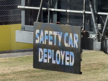 Englands Grand Prix 2026. Safety Car deployed beskeden fra Race control