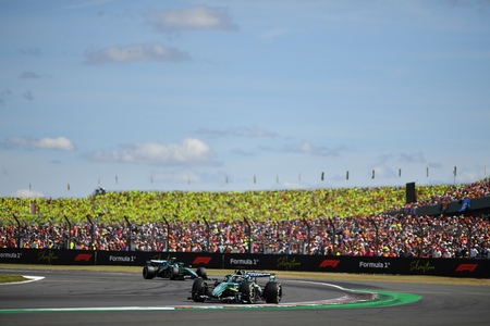 Englands Grand Prix 2026. Aston Martin racerne samlet under løbet foran Lando Norris tribunen
