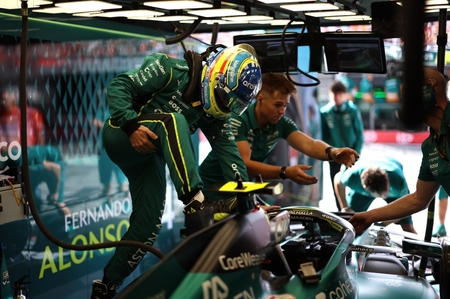 Fernando Alonso på vej ned i sin Aston Martin. Hollands GP 2026