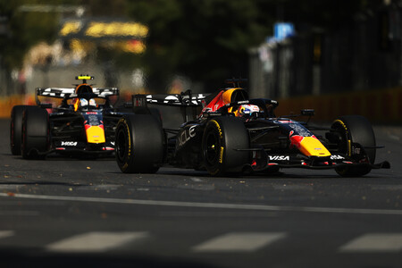 Max Verstappen foran Isack Hadjar. Aserbajdjans GP 2026