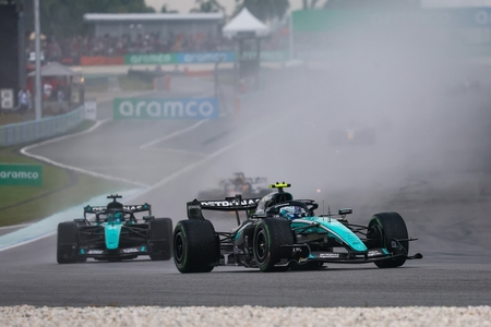 Kimi Antonelli foran George Russell. Bahrains GP 2026