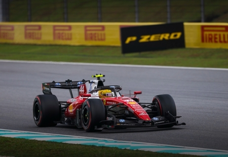 Lewis Hamilton på slicks. Bahrains GP 2026