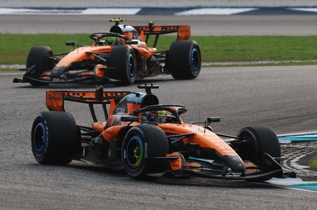Oscar Piastri foran Lando Norris. Bahrains GP 2026 