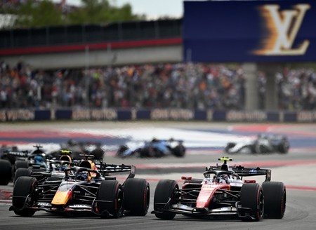 Max Verstappen og Charles Leclerc i nærkamp. USAs GP 2026