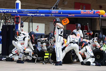 Max Verstappen i pit til dækskifte. USAs GP 2026